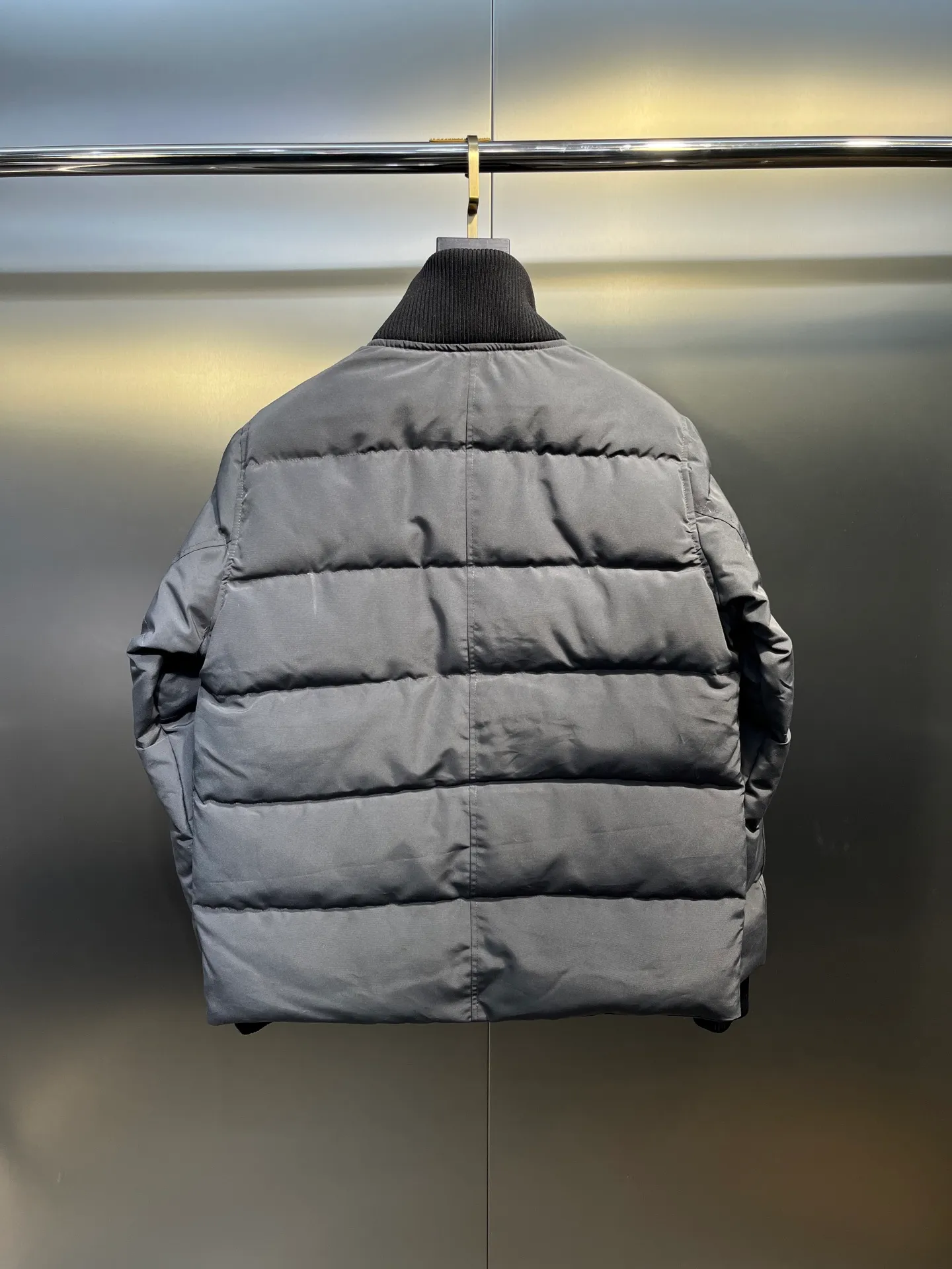 P840 Graphite Gray Ganand Goose⭐️Canada Goose men’s new short style is the most popular autumn and winter item on INS in recent years. More and more people are choosing goose down jackets. Fur collar: wolf hair! Canada Goose super 3D technology waterproof fabric treatment, perfect wind resistance, cold resistance, and high temperature resistance! Built-in plush heat storage to keep warm, heats up quickly and warms up quickly! Personalized design, exquisite workmanship, smooth to the touch and comfortable on the skin. Double-layer windproof cuffs, windproof and frostproof! The pocket design is beautiful and practical. The Canada Goose down jacket has been the most popular thermal suit in the world in the past two years. It has far surpassed the down jackets in the Mengkou Kingdom. At the same time, the style is classic and never goes out of style. Don’t be afraid of this cold winter, all you need is a Canada Goose down jacket. Item number: 42 styles Size: S-3XL